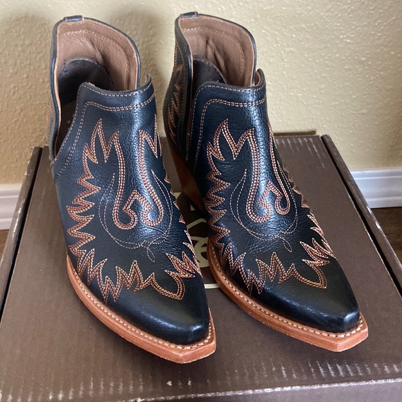 Ariat Shoes - Ariat Dixon black bootie size 7.5